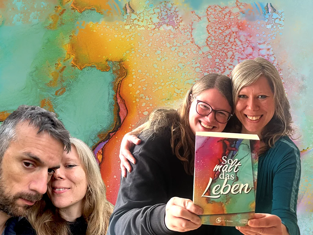 Cindy Streeck mit Freunden und dem Roman »So malt das Leben« vor einer farbigen Fließkunst-Wand